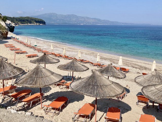 Pasqyrave-beach-plaza-Albanija-Balkan-road-trip-potovanje-potopis-kampiranje