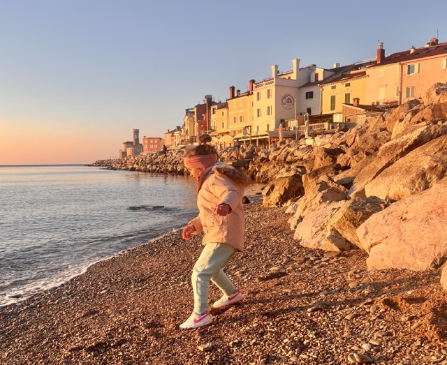 Piran-punta-mestna-plaža-počitnice-izlet-z-otroki-kopanje-blog